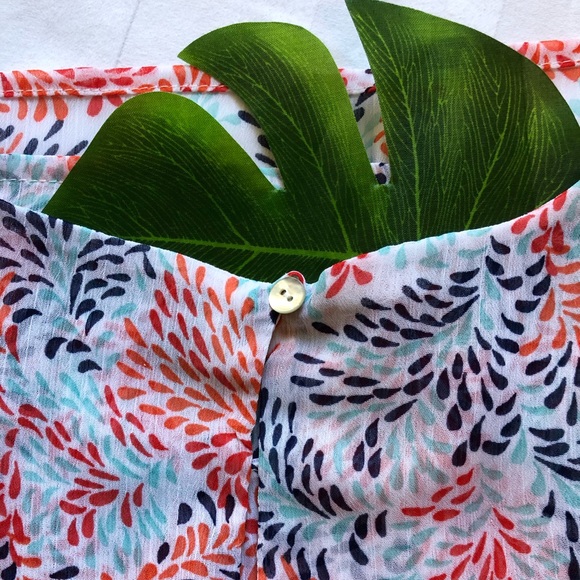 U-Shape Neckline Sleeveless Top - Picture 5 of 8